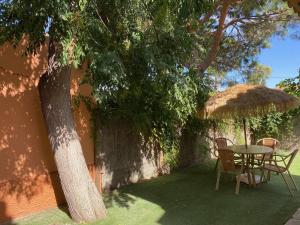 Ogród w obiekcie Casabungalow en complejo turístico con jardín pr