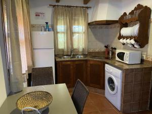 Kuchnia lub aneks kuchenny w obiekcie Casabungalow en complejo turístico con jardín pr
