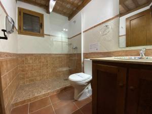 Łazienka w obiekcie Casabungalow en complejo turístico con jardín pr