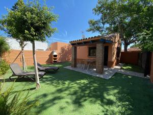 Zahrada ubytování Casita con jardín privado y piscina compartida