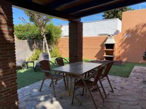 Patio nebo venkovní prostory v ubytování Casita con jardín privado y piscina compartida