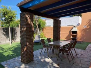 Patio nebo venkovní prostory v ubytování Casita con jardín privado y piscina compartida