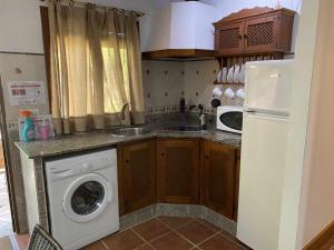 Kuchyň nebo kuchyňský kout v ubytování Casita con jardín privado y piscina compartida