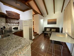 Kuchyň nebo kuchyňský kout v ubytování Casita con jardín privado y piscina compartida