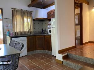 Kuchyň nebo kuchyňský kout v ubytování Casita con jardín privado y piscina compartida