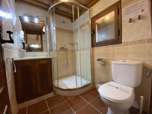 Koupelna v ubytování Casita con jardín privado y piscina compartida