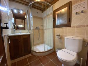 Koupelna v ubytování Casita con jardín privado y piscina compartida