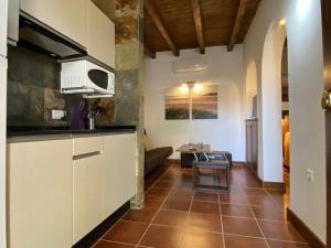 O bucătărie sau chicinetă la Estudio para pareja con jardincito privado barbaco