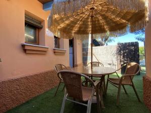 Patio lub wspólna przestrzeń na świeżym powietrzu w obiekcie Estudio con jardincito privado barbacoa y piscina