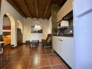 Kuchnia lub aneks kuchenny w obiekcie Estudio con jardincito privado barbacoa y piscina