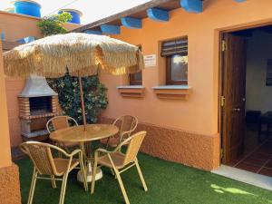 Patio lub wspólna przestrzeń na świeżym powietrzu w obiekcie Estudio con jardincito privado barbacoa y piscina
