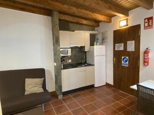 Kuchnia lub aneks kuchenny w obiekcie Estudio con jardincito privado barbacoa y piscina
