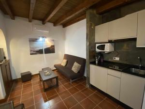 Kuchnia lub aneks kuchenny w obiekcie Estudio con jardincito privado barbacoa y piscina