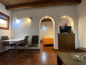 Telewizja i/lub zestaw kina domowego w obiekcie Estudio con jardincito privado barbacoa y piscina
