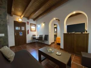 Telewizja i/lub zestaw kina domowego w obiekcie Estudio con jardincito privado barbacoa y piscina