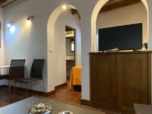Telewizja i/lub zestaw kina domowego w obiekcie Estudio con jardincito privado barbacoa y piscina