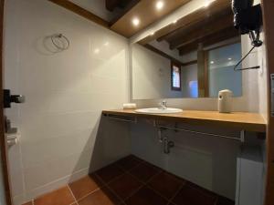 łazienka z umywalką i lustrem w obiekcie Estudio con jardincito privado barbacoa y piscina w Kadyksie