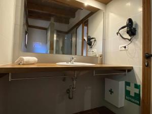 Łazienka w obiekcie Estudio con jardincito privado barbacoa y piscina