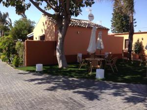 Vonkajšia záhrada v ubytovaní Estudio con jardincito privado barbacoa y piscina