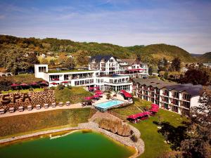 een luchtfoto van een resort met zwembad bij Moselstern Parkhotel Krähennest in Löf