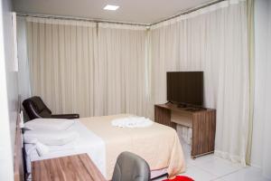 pokój hotelowy z łóżkiem i telewizorem w obiekcie Hamara Soft Hotel 2 w Altamirze