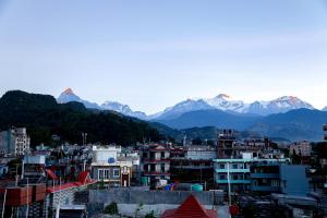 uma vista para uma cidade com montanhas ao fundo em Buddhi Boutique em Pokhara