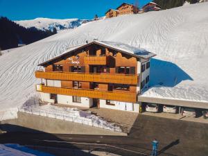 ein Gebäude auf einem schneebedeckten Berg in der Unterkunft Haus Sonja Damüls in Damüls