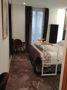 - une chambre avec un lit blanc et une fenêtre dans l'établissement Hotel Aida Opera, à Paris