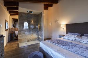 Il Castelluccio Country Resort Restaurant & SPA客房内的一张或多张床位