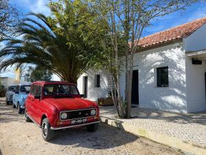 a red truck parked in front of a house at DoAguaBoa in Coruche