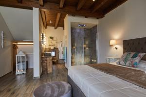 Il Castelluccio Country Resort Restaurant & SPA客房内的一张或多张床位