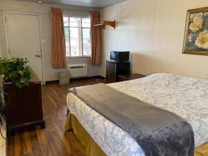 Postel nebo postele na pokoji v ubytování Guest Ranch Motel