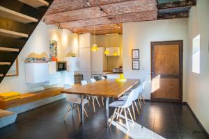 - une salle à manger avec une table et des chaises en bois dans l'établissement Les gîtes du Moulin castral, à Geer
