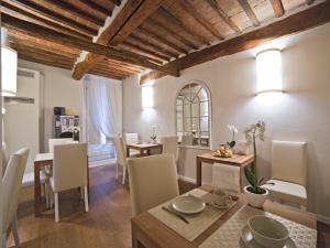 una cucina e una sala da pranzo con tavolo e sedie di B&B Il Corso a Siena