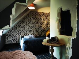 ルッデルフォールデにあるCasa Leone near Bruges with jacuzzi & parkingのベッドルーム1室(ベッド1台、テーブル付)