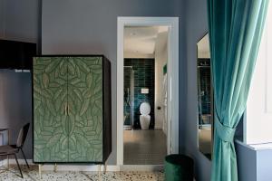 a room with a partition with a green door at Quatrum Napoli - B&B in Naples