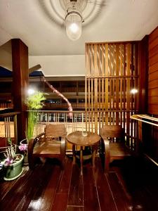 un restaurant avec une table et des chaises ainsi qu'un balcon dans l'établissement Wannamas Chiangmai Boutique House -SHA Extra Plus, à Chiang Mai