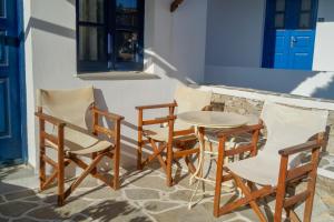 un groupe de chaises, une table et une table dans l'établissement Coral Apartments, à Karavostasi