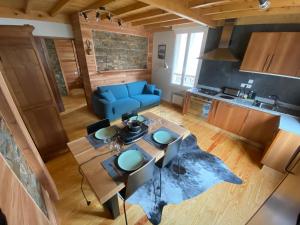 an overhead view of a kitchen and a living room at Appartement rénové 4pers tout confort & garage in Cauterets