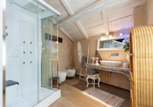 A bathroom at Cascina del Tempo Sospeso Még 37 kép