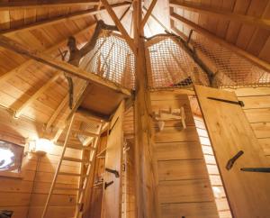 une vue intérieure sur une cabane en bois avec un filet dans l'établissement Parthénope - Les Cabanes du Chêne Rouvre, à Saint-Dié-des-Vosges