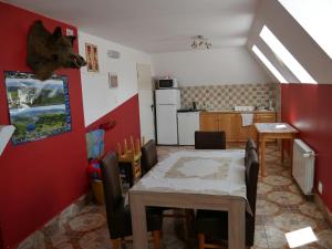 a dining room with a table and a kitchen at Dom Wczasowy Kazik in Maniowy