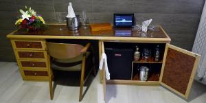 a desk with a laptop computer on top of it at Domus Viatoris in Sahagún