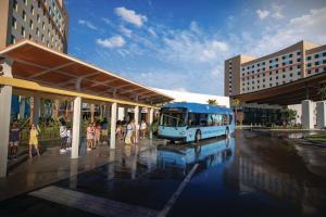 um autocarro azul está estacionado numa paragem de autocarro em Universal’s Endless Summer Resort – Dockside Inn and Suites em Orlando