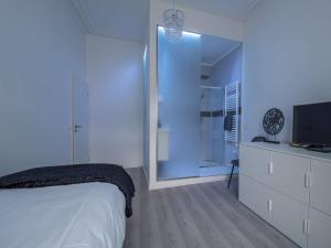EXECUTIVE SINGLE ROOM WITH EN-SUITE in GUEST HOUSE CITY CENTRE房間的床