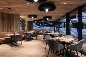Reštaurácia alebo iné gastronomické zariadenie v ubytovaní Linder Cycling Hotel