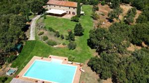 an aerial view of an estate with a swimming pool at Tenuta Seripa in Sassetta