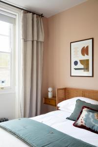 una camera con letto e finestra di Luxurious 1 Bedroom Apartment - minutes from Angel Tube St. a Londra
