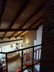salon z drewnianym sufitem i schodami w obiekcie Casita de las Sierras w mieście Río Ceballos