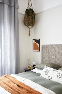 een slaapkamer met een bed en een kroonluchter bij Modern 1 Bedroom Apartment - minutes from Angel Tube St. in Londen